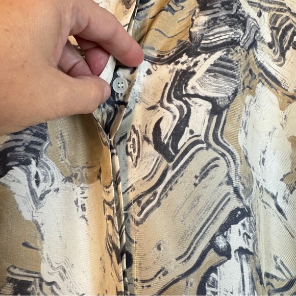 Lafayette 148 New York clementine silk blouse Abstract Print Hidden Buttons Sz M - Picture 7 of 14